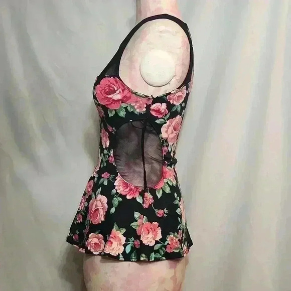 Guess Mesh Panel Peplum Tank - Picture 2 of 12